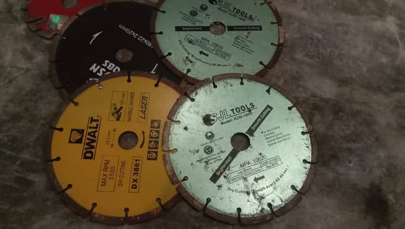 Granider Disk SJL. . BOSN . . . DEWALT . . LOT 1