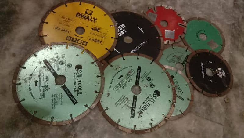 Granider Disk SJL. . BOSN . . . DEWALT . . LOT 4