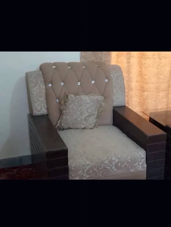 5seater sofa set with 3tables and 2seater dewan is up for sale 0