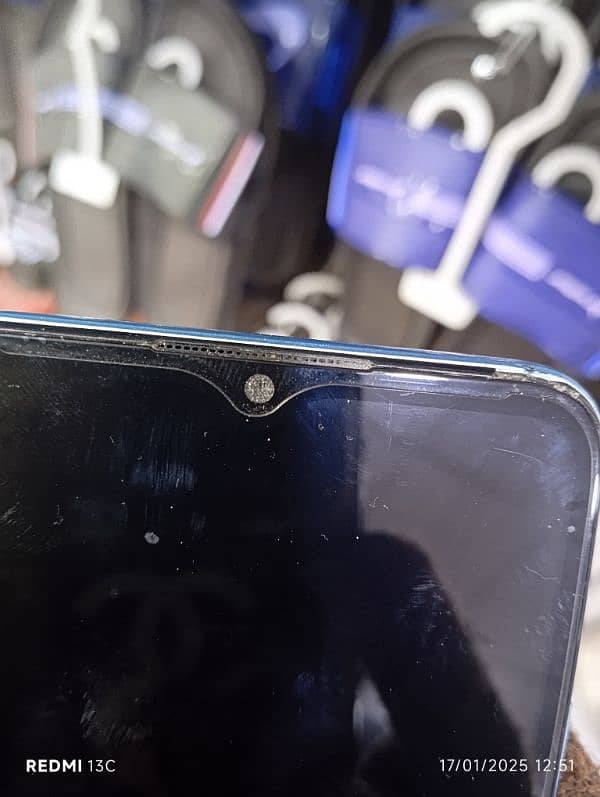 realme c21- y bhot acha mobil ha  4/ 64 ma ha 6