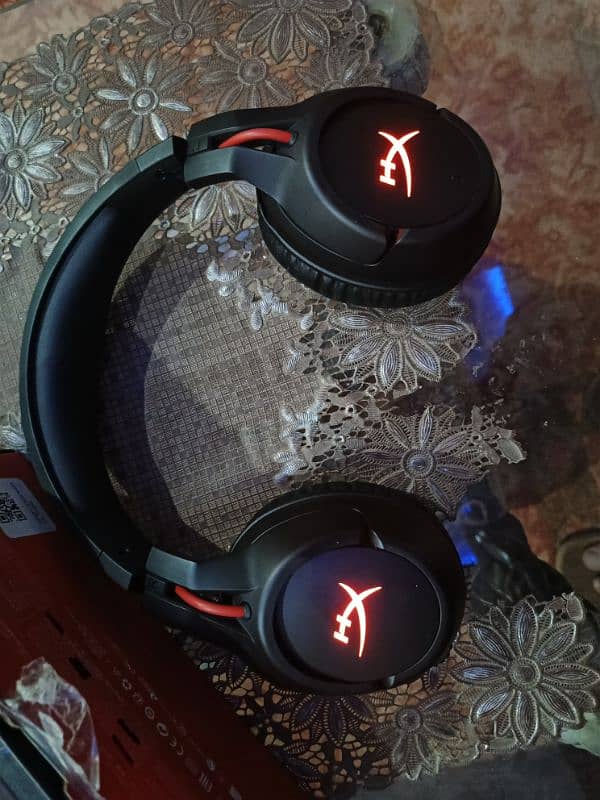 Hyper x Cloud Flight. Wireless head phones. 4