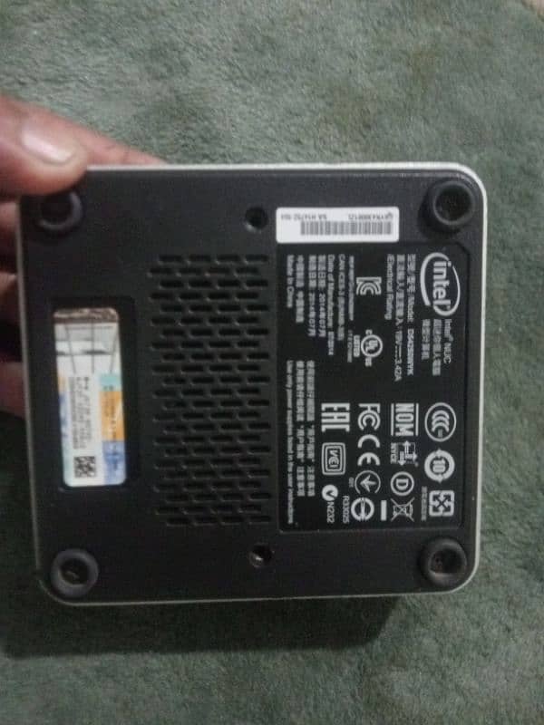 Mani PC NUC COR i5 8 GB ram . 128,ssd 0