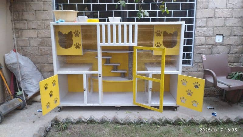 Cat House | Size Large | Colour Yellow and White | Condition 10/9 2