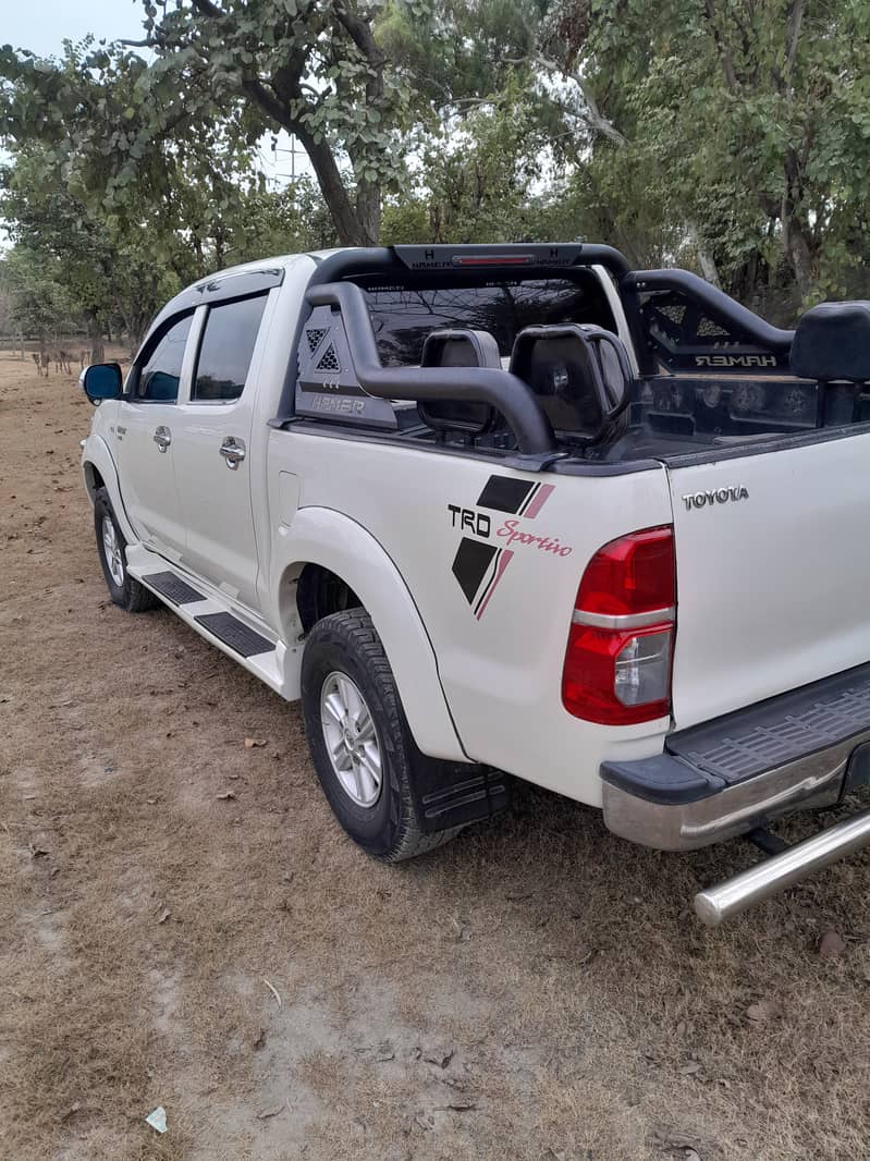 Toyota Hilux vigo 2011 1