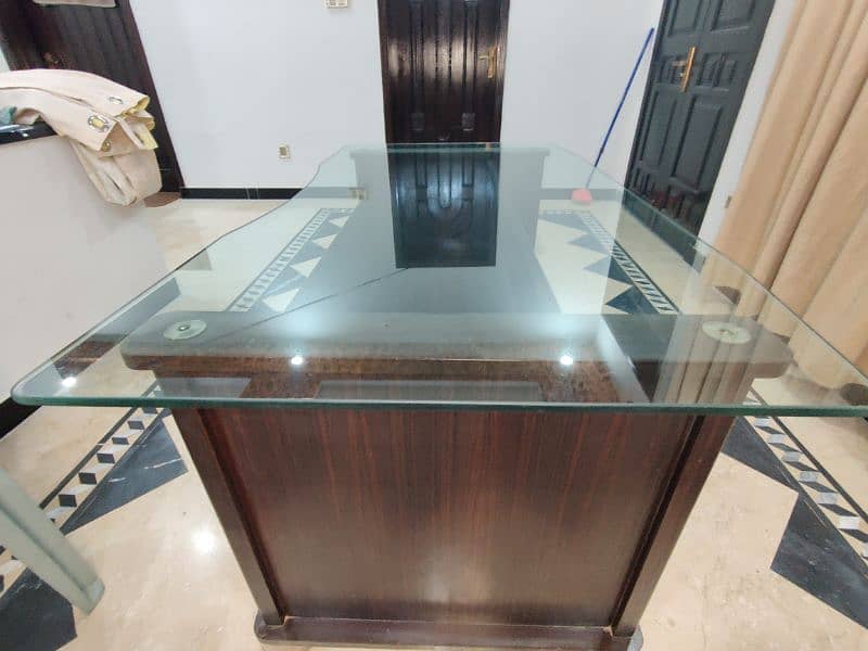 Office Table with 9mm Glass 3