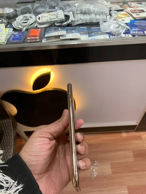 iPhone Xs Max 4