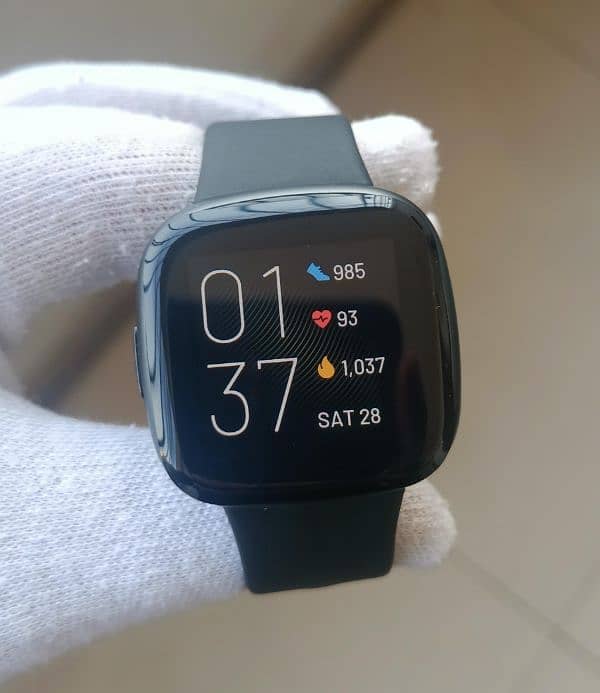 Fitbit versa 4 premium aluminum 1