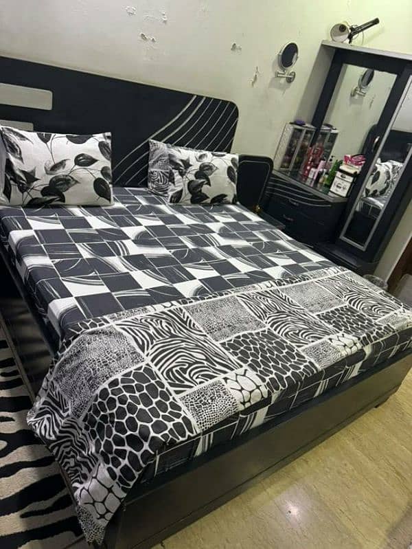 King size bed set for sell without mattress 1