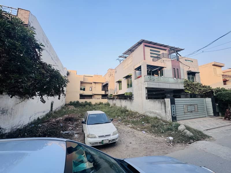 10 Marla Idol Location Plot For House Pak Arab B Block Near To Main All Facilities Available LDA Approved 0