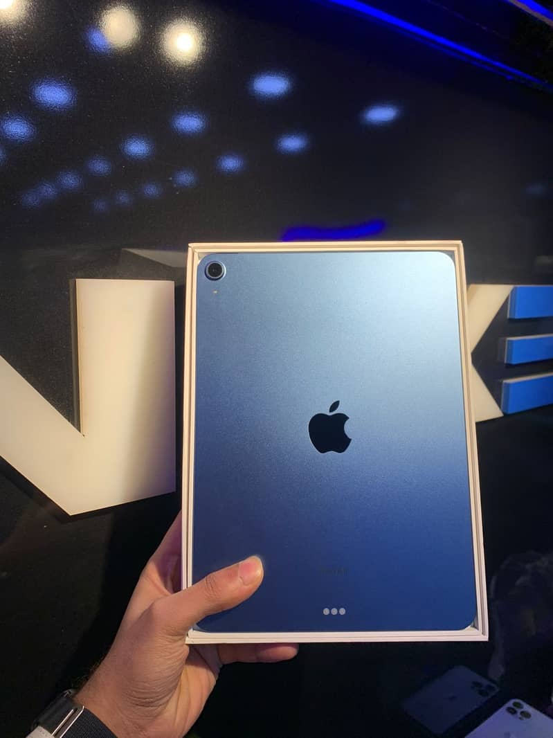 iPad Air 5 M1 64GB 10/10 with Box 0