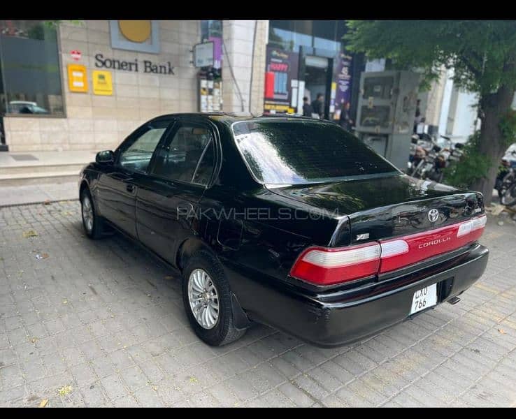 Toyota Corolla XE 2000 4