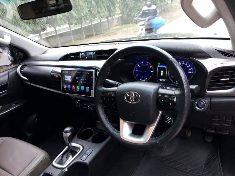 Toyota Hilux Revo V 2021 4