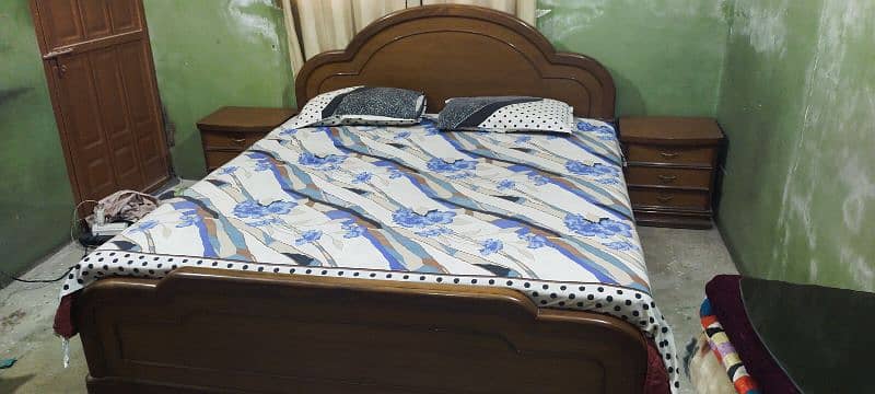 Bed set with side tables and dressing. 4