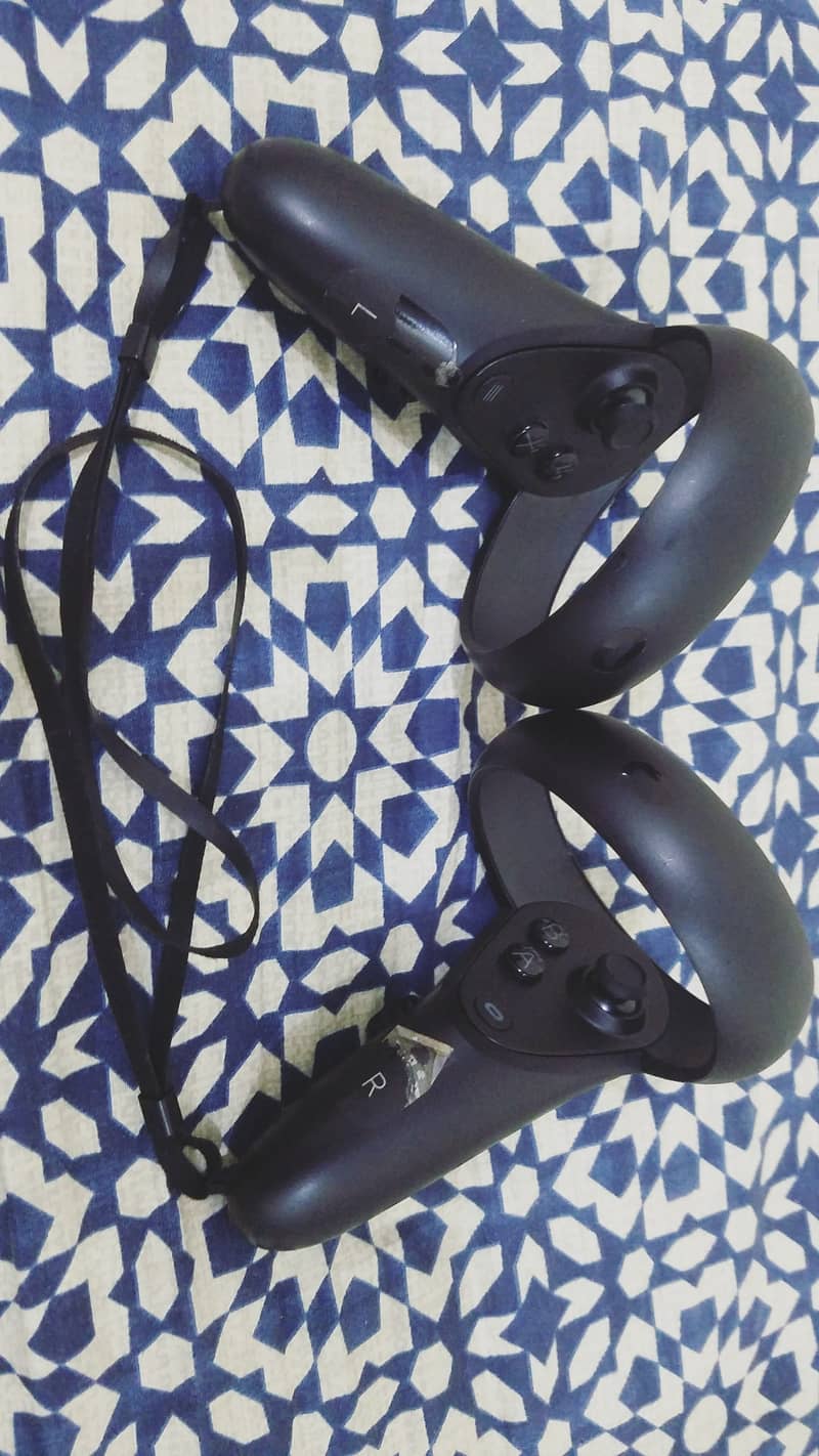 Oculus/Meta Quest (128GB) with Controllers (OG 2019 Release) 1