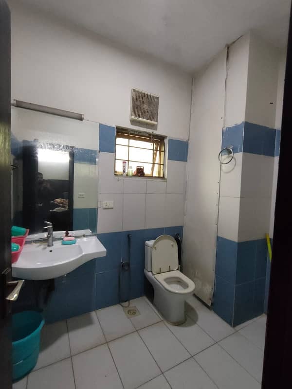 Stunning Location 10 Marla 3 Bed Flat On 7th Floor For Sale In Askari 11 Lahore 12