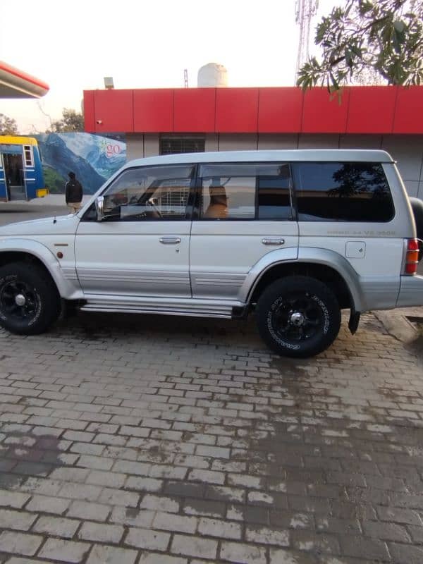 Mitsubishi Pajero 1995 8