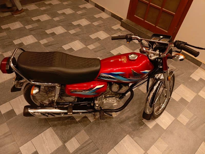 Honda CG 125 2023 First Owner Brand New Bike 3