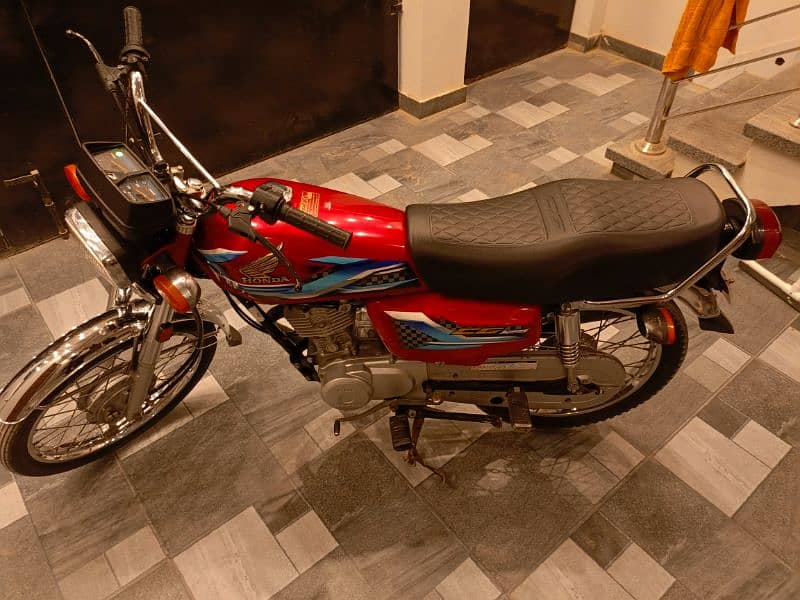 Honda CG 125 2023 First Owner Brand New Bike 4