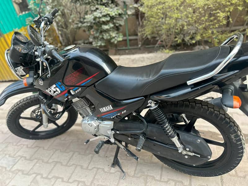 Yamaha YBR 125G 22/23 Metallaic Black 0