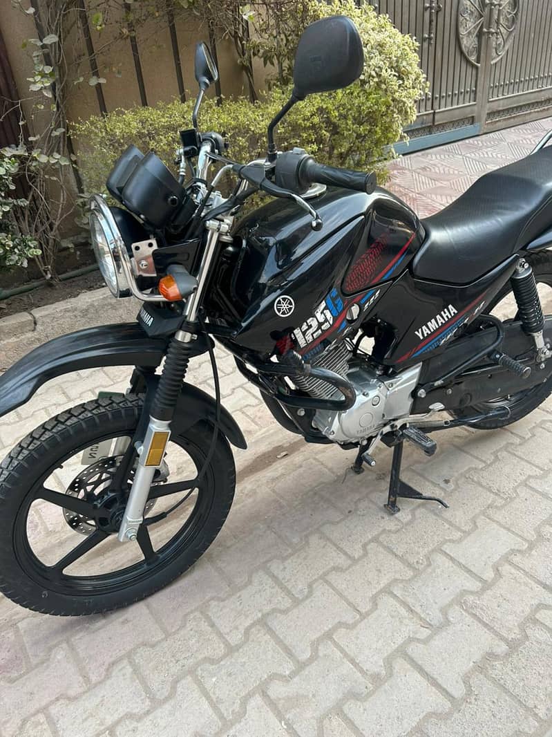 Yamaha YBR 125G 22/23 Metallaic Black 2