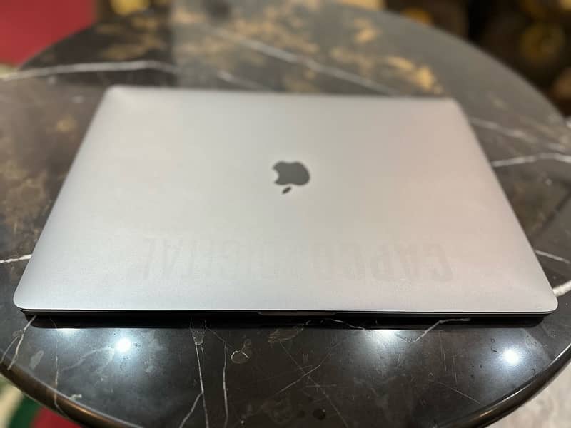 MACBOOK PRO 15’ MID 2018 TOUCHBAR 1