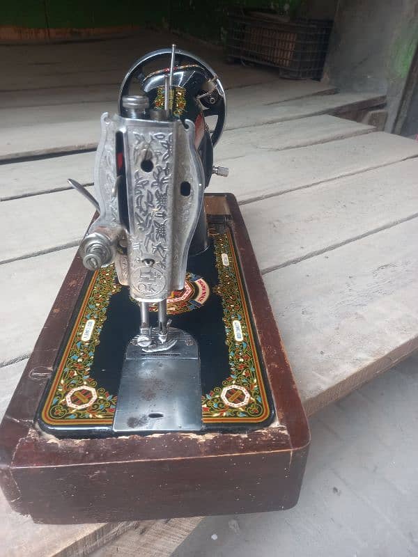 Good condition sewing machine 2