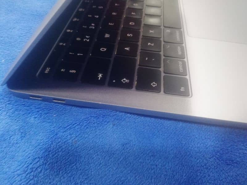 MacBook pro 13 inch 2016 2