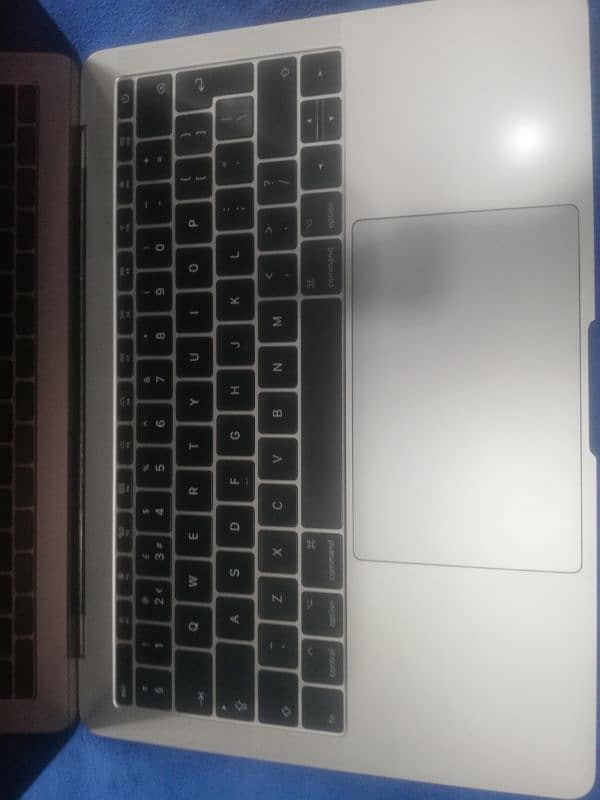 MacBook pro 13 inch 2016 9