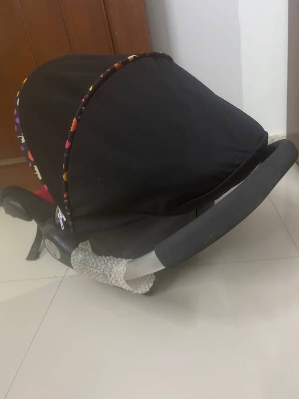 baby carrycot / baby seater 2