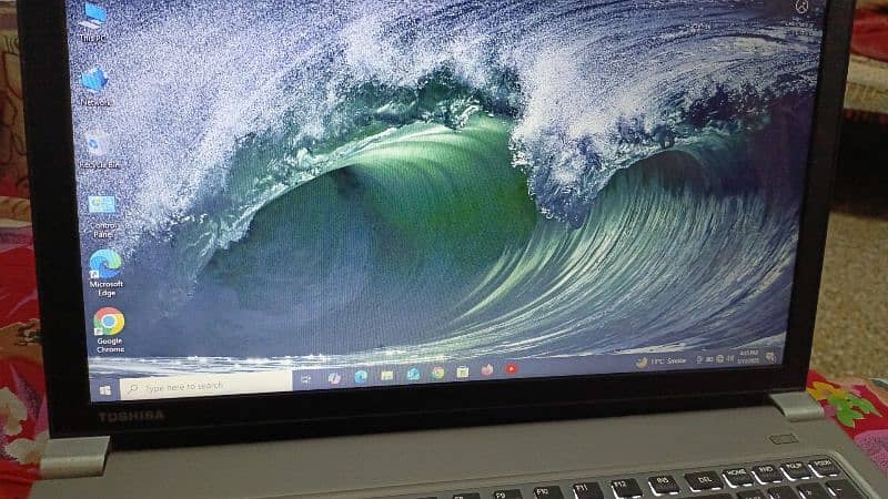 Tushiba i5 4th generation 8/256 15.6 screen 0