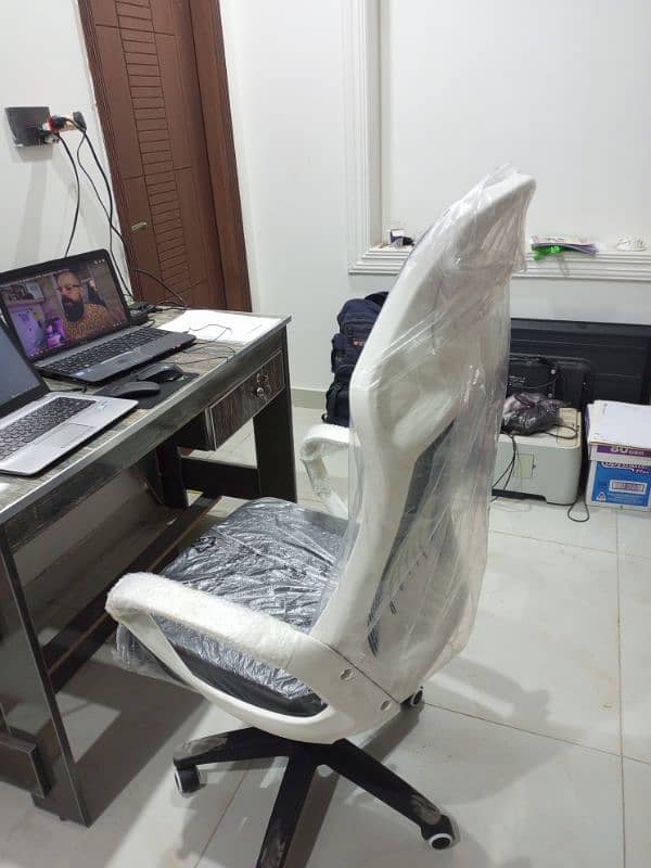 Imported  Gaming chair in new condition 4