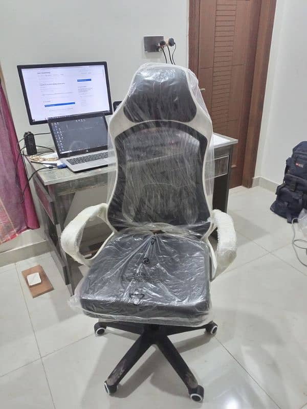 Imported  Gaming chair in new condition 5