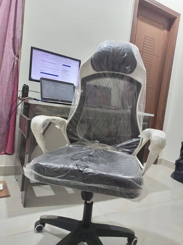 Imported  Gaming chair in new condition 7