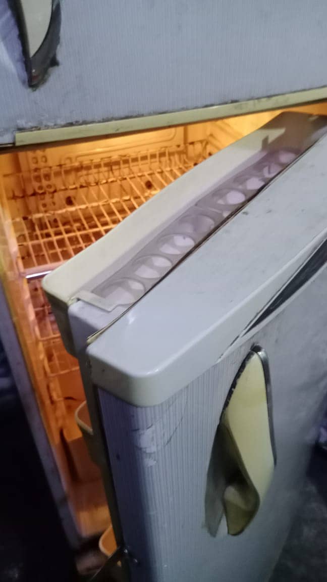 OLD FRIDGE FOR SALE 0