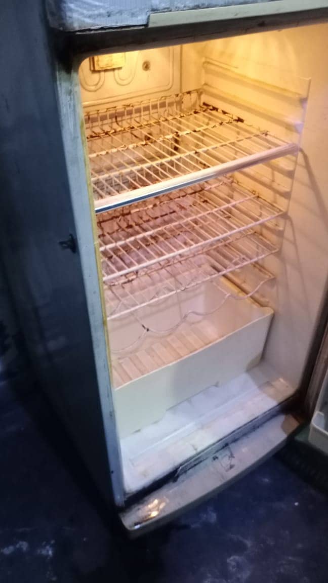 OLD FRIDGE FOR SALE 1