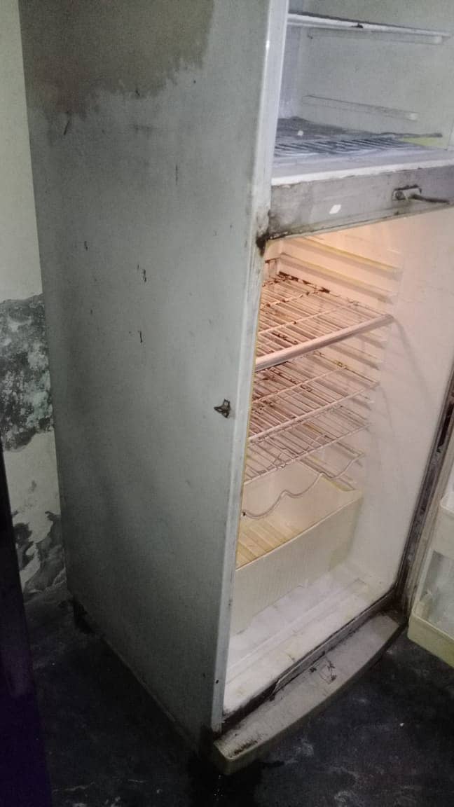 OLD FRIDGE FOR SALE 6