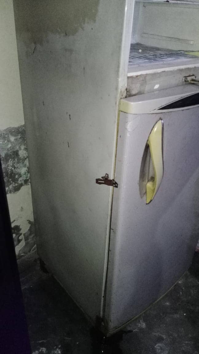 OLD FRIDGE FOR SALE 7