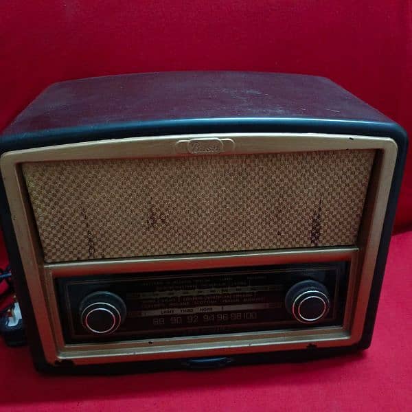 Antique . Radio  Brand Bush 0