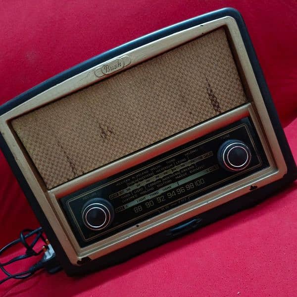 Antique . Radio  Brand Bush 1