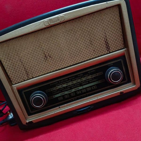 Antique . Radio  Brand Bush 4