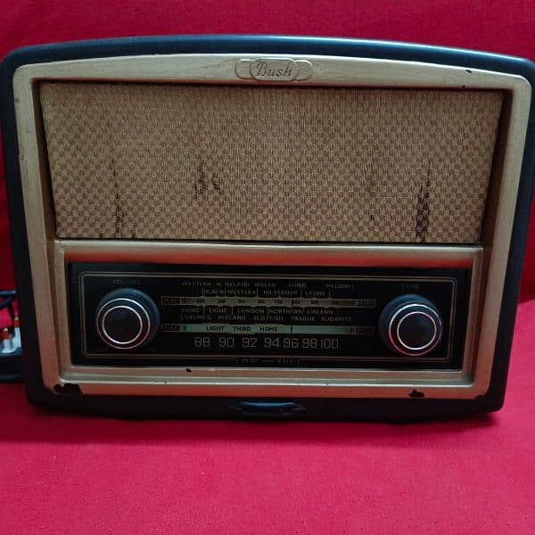 Antique . Radio  Brand Bush 7