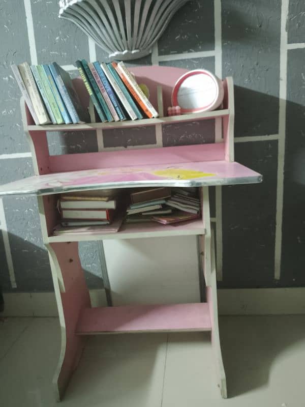 kids study tables in good condition 1