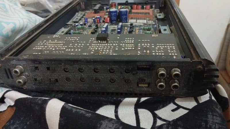 Amplifier is very good condition 6