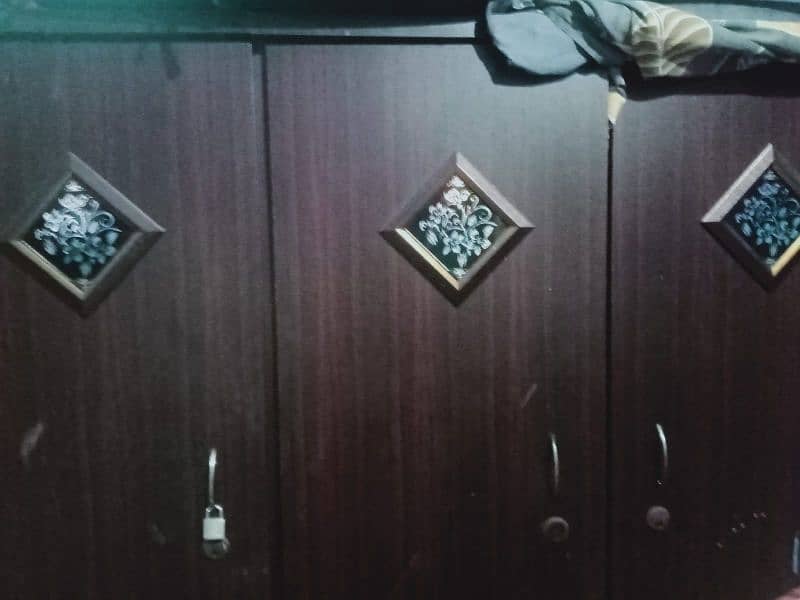 3 door wardrobe  (almaari) for sale 1