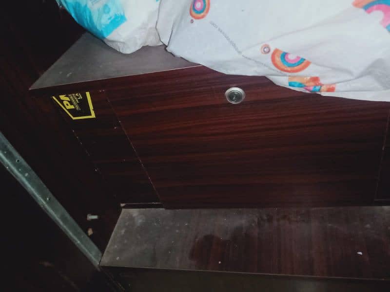 3 door wardrobe  (almaari) for sale 7