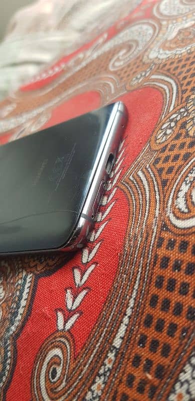 Huawei mate 20 pro 10.10  ha pta prove ha sirf back crack ha 2