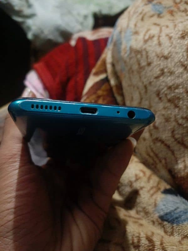 tecno spark 5pro 4gb 64gb box sath he charge nai he no fault all ok he 2