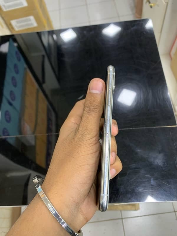 Iphone x 64 gb pta approved colour white condition 10”10…… 4