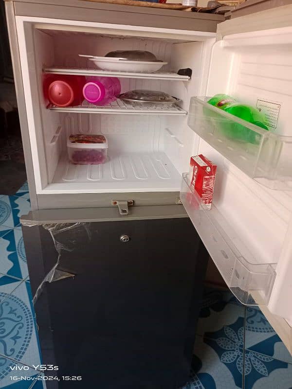 Medium se ek size Kam ha fridge ha 2