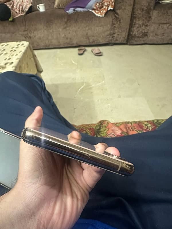 Iphone XSMax Golden 64 GB 4